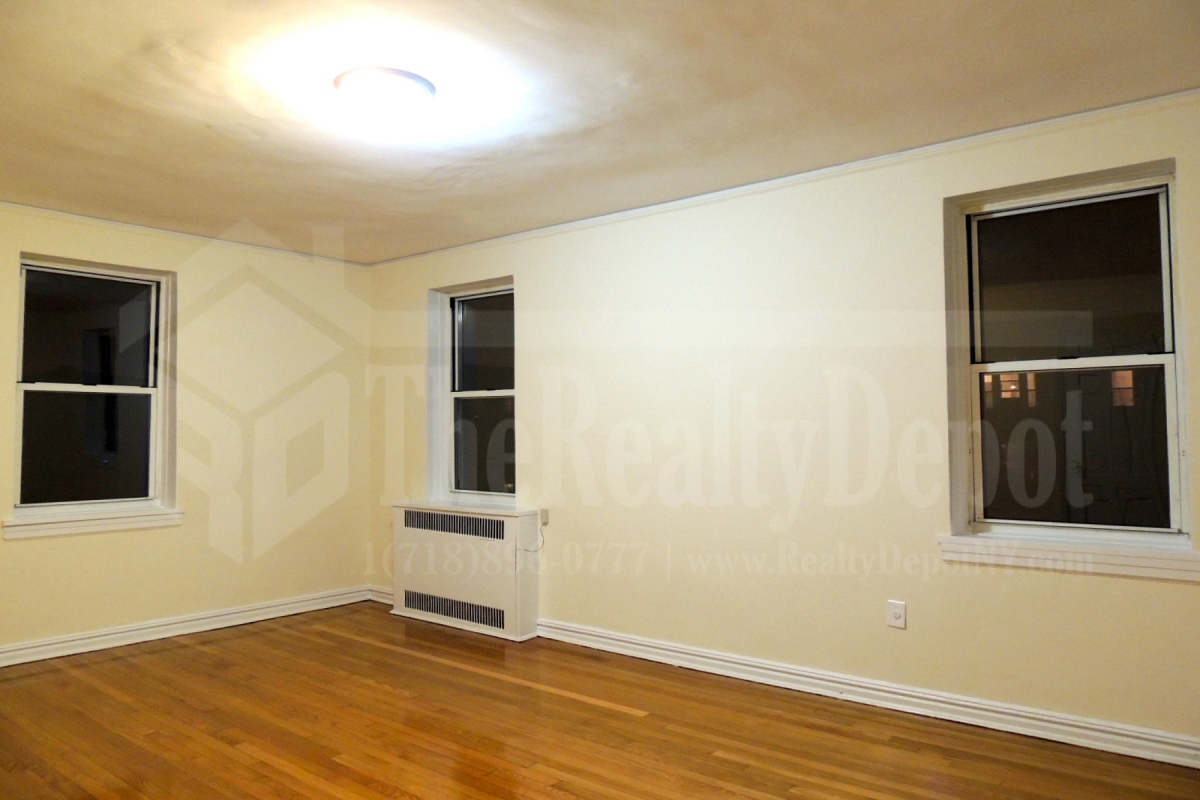 Apartment in Richmond Hill - 113th Street  Queens, NY 11418