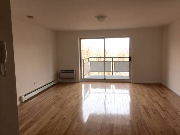 Apartment in Forest Hills - Grand Central Parkway  Queens, NY 11375