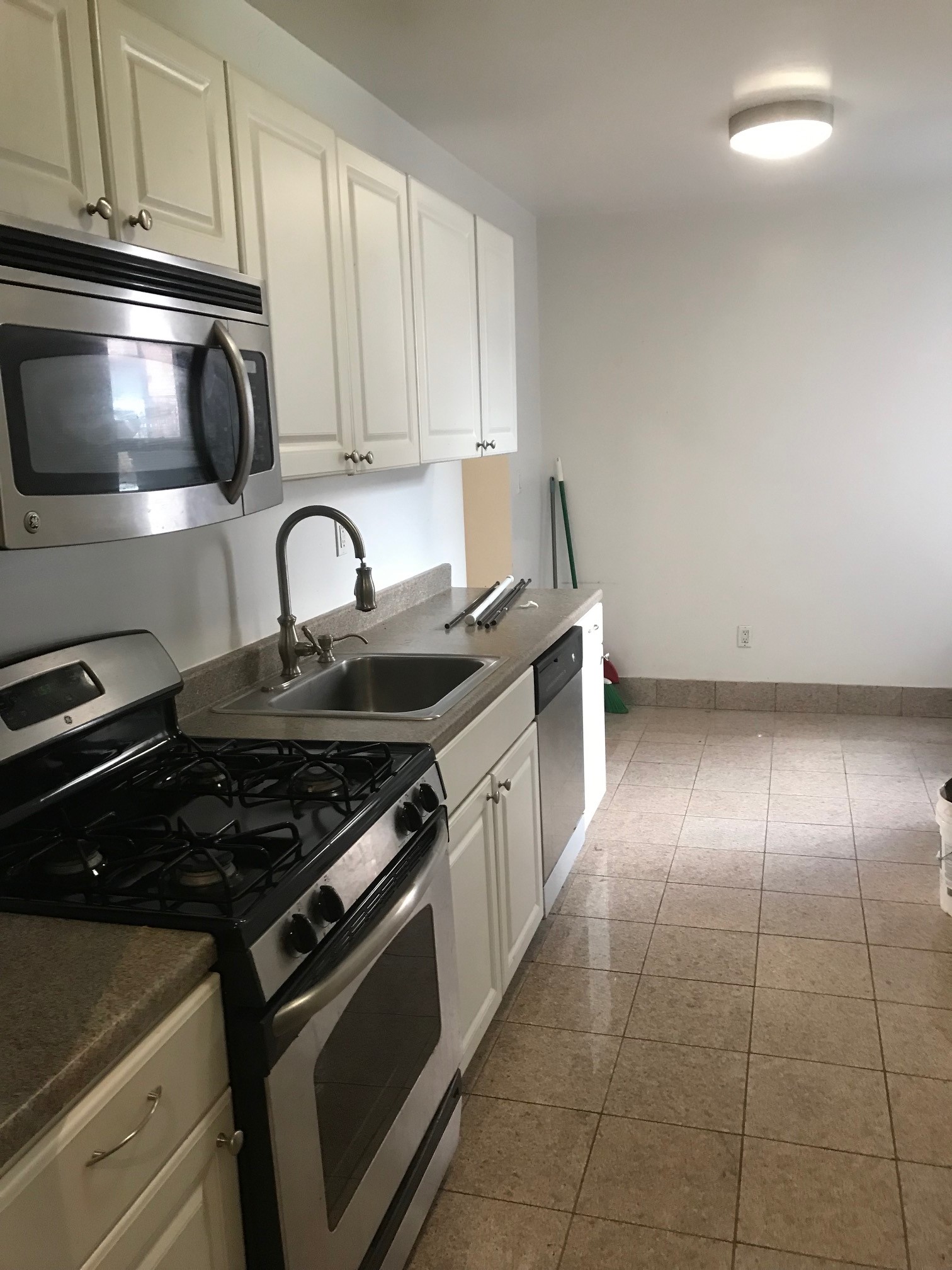 Apartment in Kew Gardens - Metropolitan Ave  Queens, NY 11415