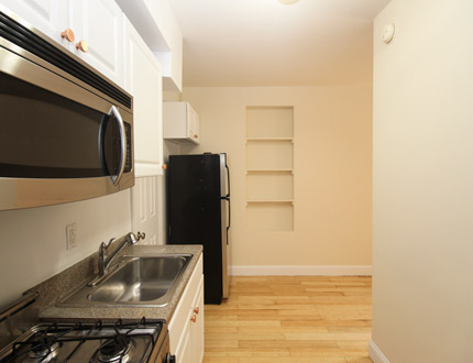 Apartment in Kew Gardens - Metropolitan Avenue  Queens, NY 11415