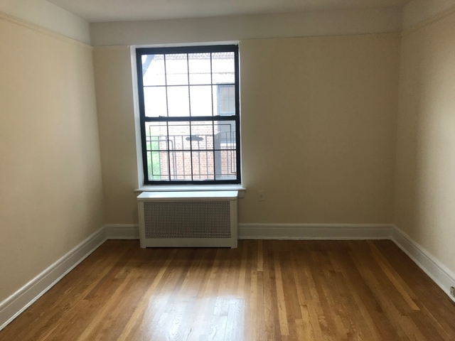 Apartment in Forest Hills - 108th Street  Queens, NY 1375