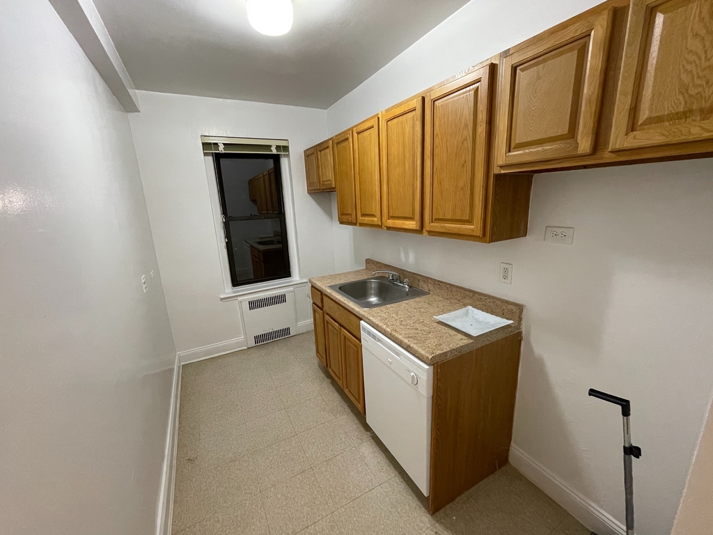 Apartment in Forest Hills - 112th Street  Queens, NY 11375