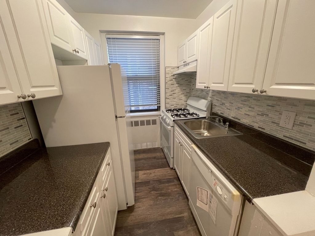 Apartment in Rego Park - Booth Street  Queens, NY 11374