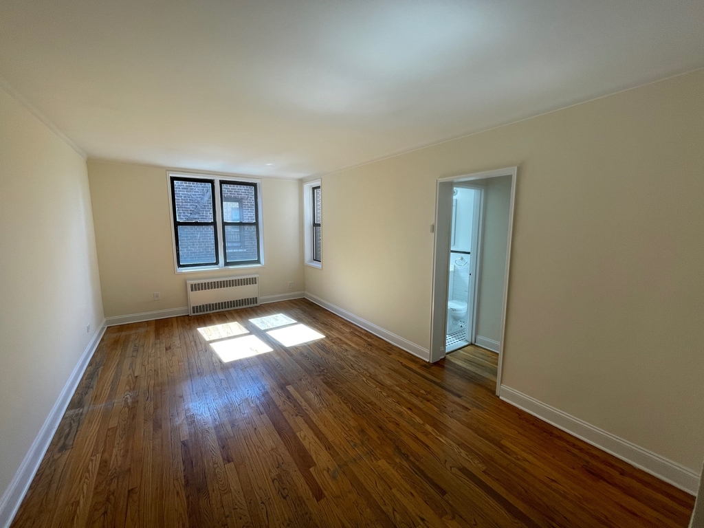 Apartment in Jackson Heights - 37th Avenue  Queens, NY 11372
