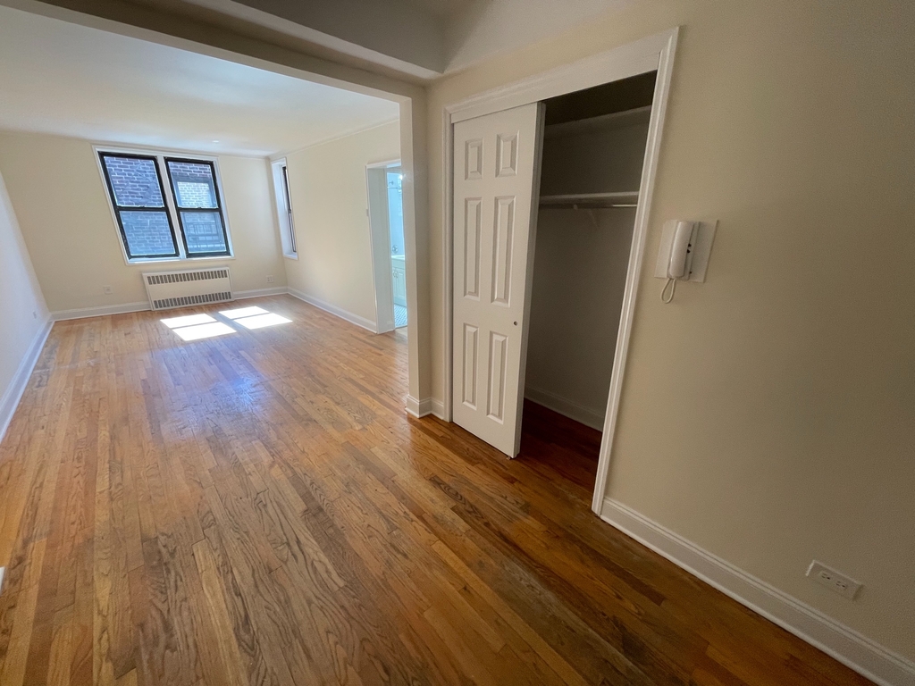 Apartment 37th Avenue  Queens, NY 11372, MLS-RD4182-4