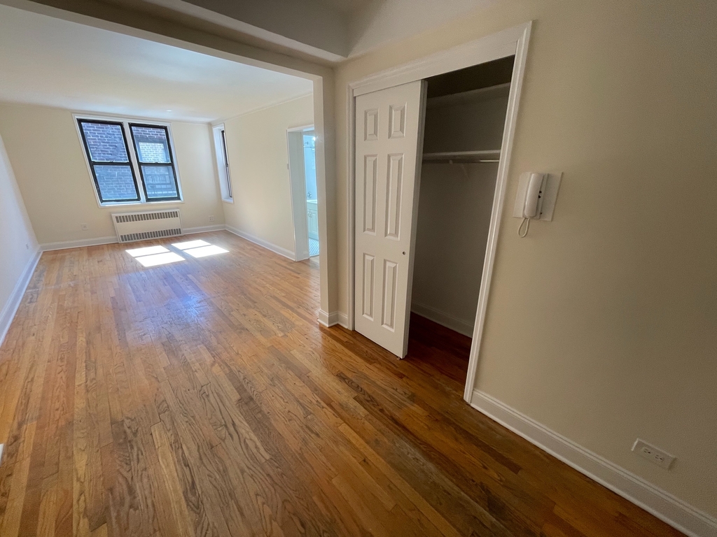 Apartment 37th Avenue  Queens, NY 11372, MLS-RD4182-4