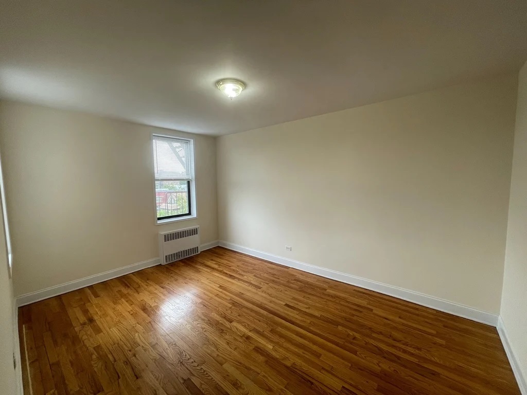 Apartment in Jackson Heights - 37th Avenue  Queens, NY 11372