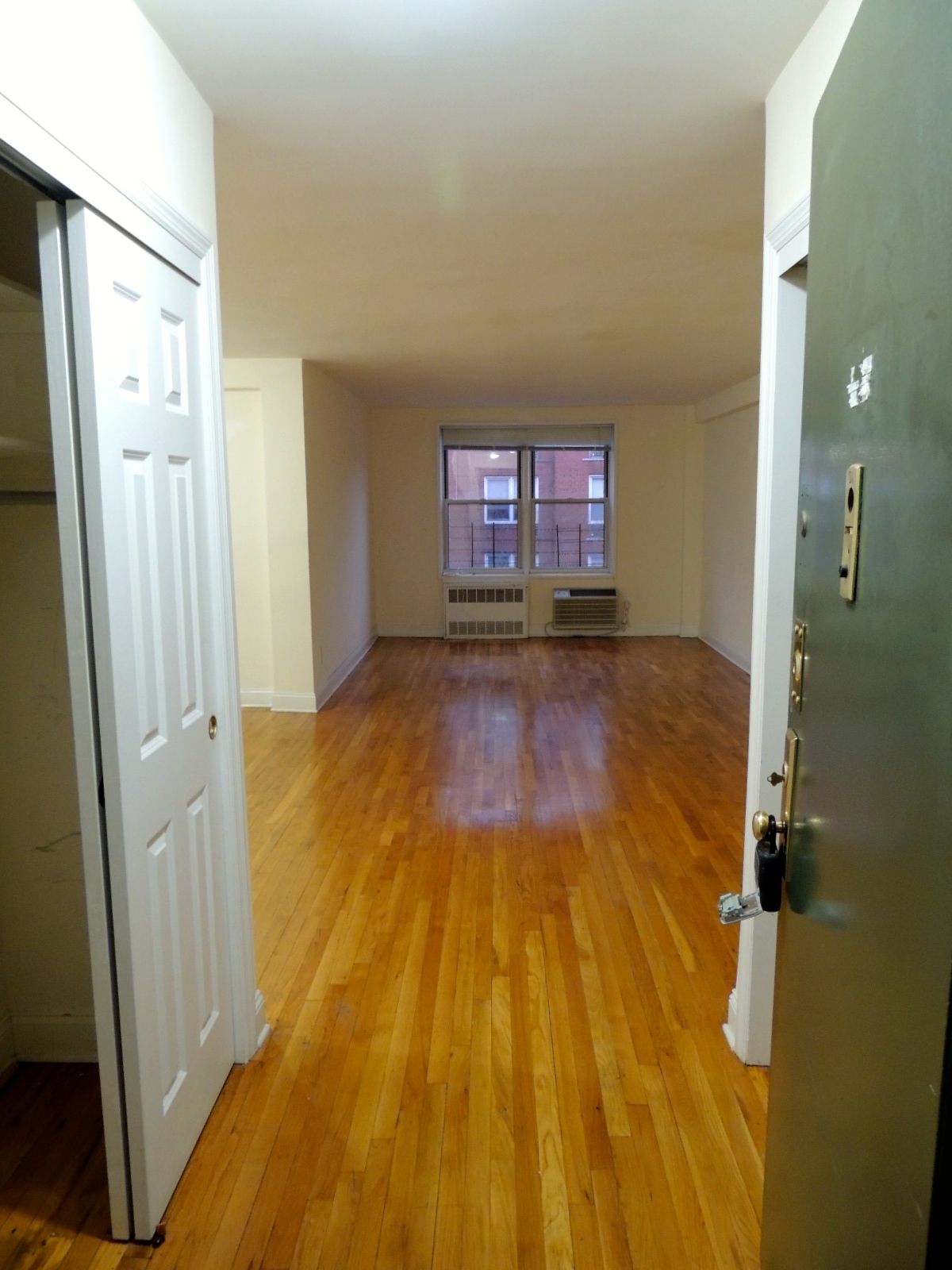 Apartment in Woodside - 32nd Avenue  Queens, NY 11377