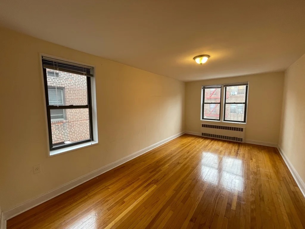 Apartment in Jackson Heights - 37th Avenue  Queens, NY 11372