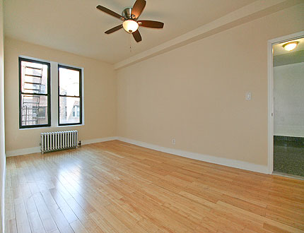 Apartment in Kew Gardens - Metropolitan Avenue  Queens, NY 11415