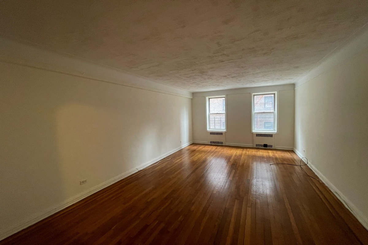 Apartment in Kew Gardens - 118th Street  Queens, NY 11415