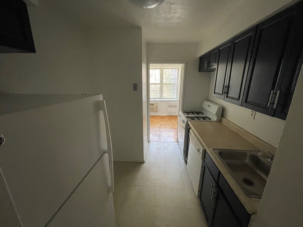 Apartment in Kew Gardens - 118th Street  Queens, NY 11415