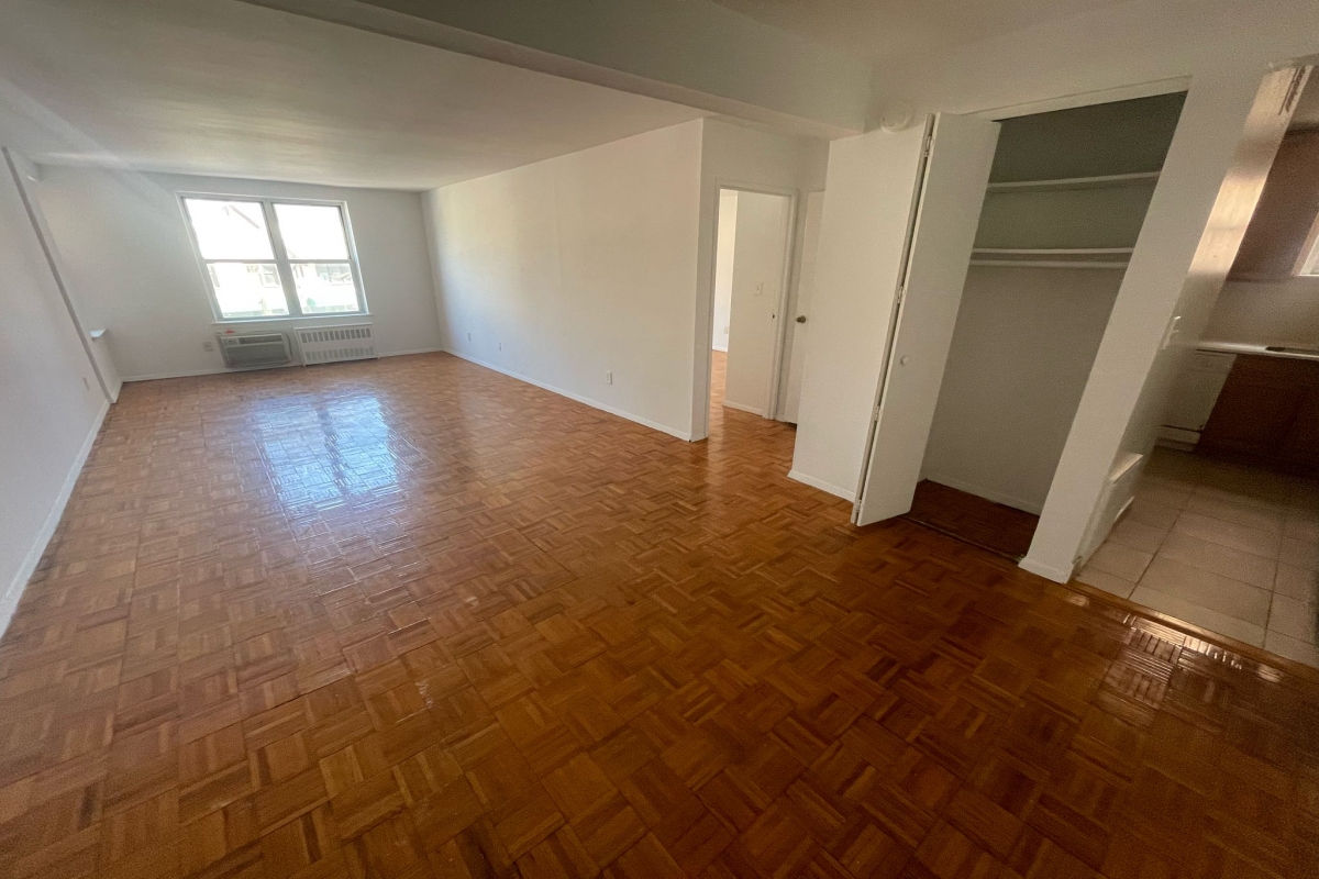 Apartment Douglaston Pkwy  Queens, NY 11363, MLS-RD5281-3