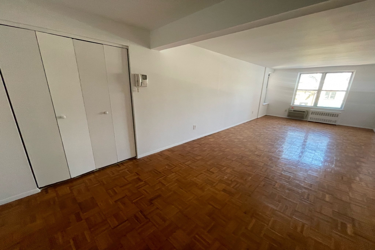 Apartment Douglaston Pkwy  Queens, NY 11363, MLS-RD5281-7