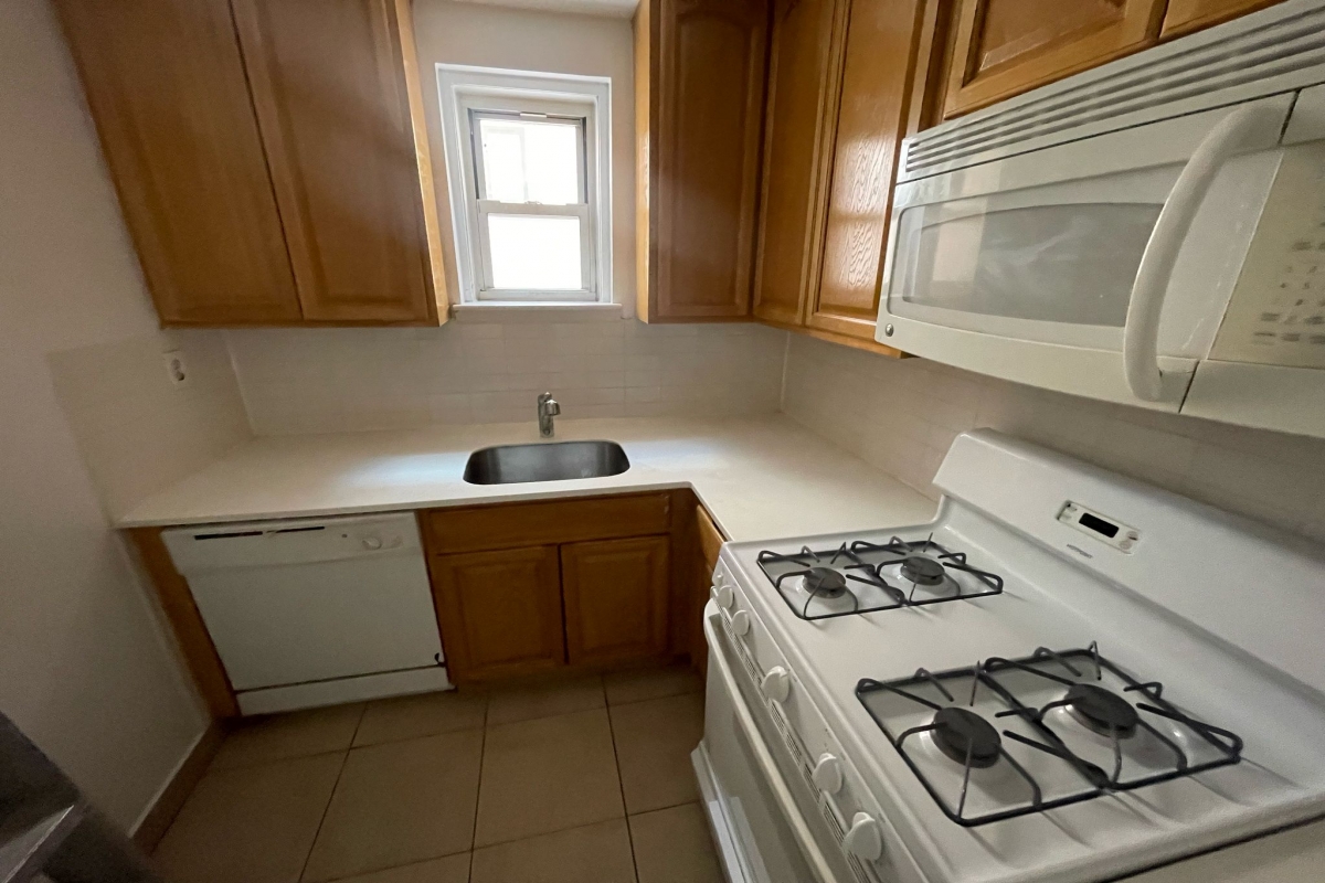 Apartment Douglaston Pkwy  Queens, NY 11363, MLS-RD5281-10