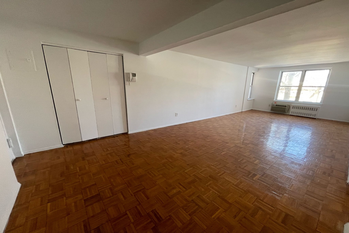 Apartment Douglaston Pkwy  Queens, NY 11363, MLS-RD5281-13