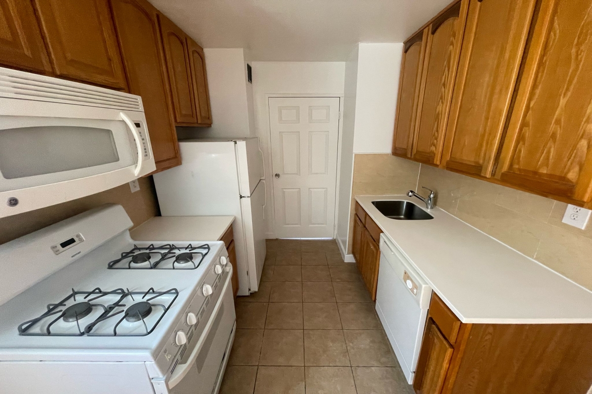 Apartment Douglaston Pkwy  Queens, NY 11363, MLS-RD5282-2