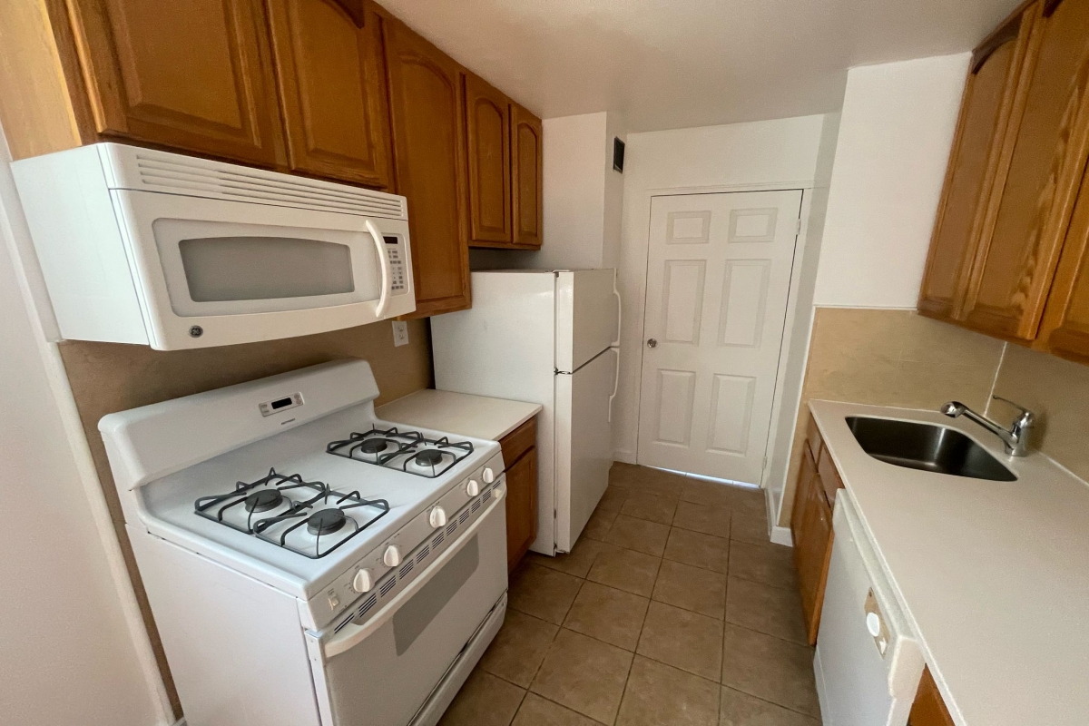 Apartment Douglaston Pkwy  Queens, NY 11363, MLS-RD5282-3