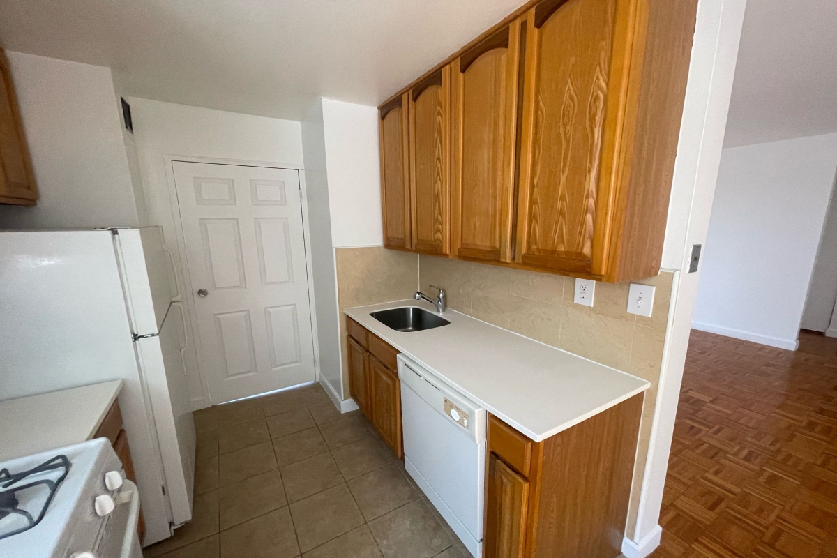 Apartment Douglaston Pkwy  Queens, NY 11363, MLS-RD5282-4