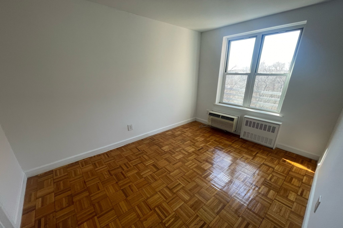 Apartment Douglaston Pkwy  Queens, NY 11363, MLS-RD5282-10