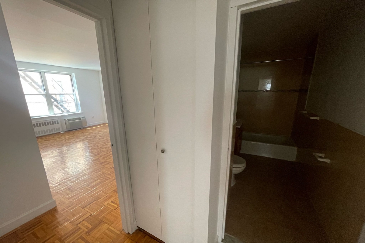 Apartment Douglaston Pkwy  Queens, NY 11363, MLS-RD5282-15