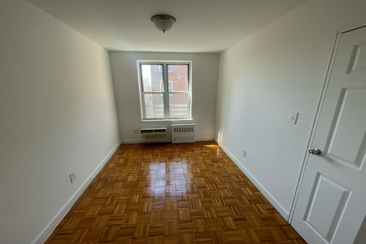 Apartment Douglaston Pkwy  Queens, NY 11363, MLS-RD5282-12