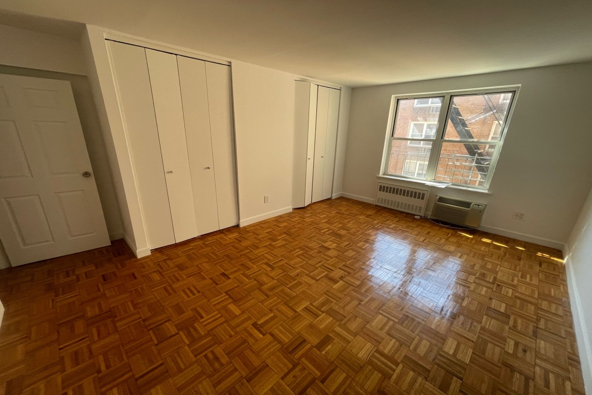 Apartment Douglaston Pkwy  Queens, NY 11363, MLS-RD5282-13