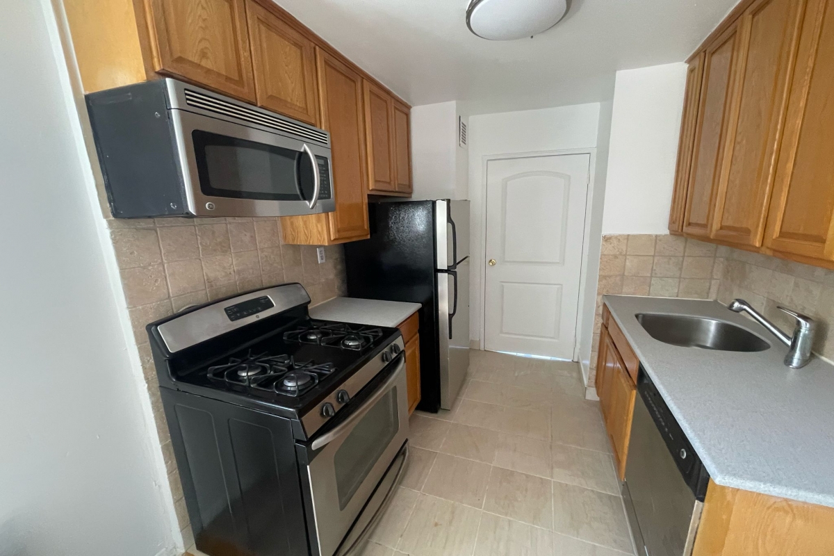 Apartment Douglaston Pkwy  Queens, NY 11363, MLS-RD5283-2