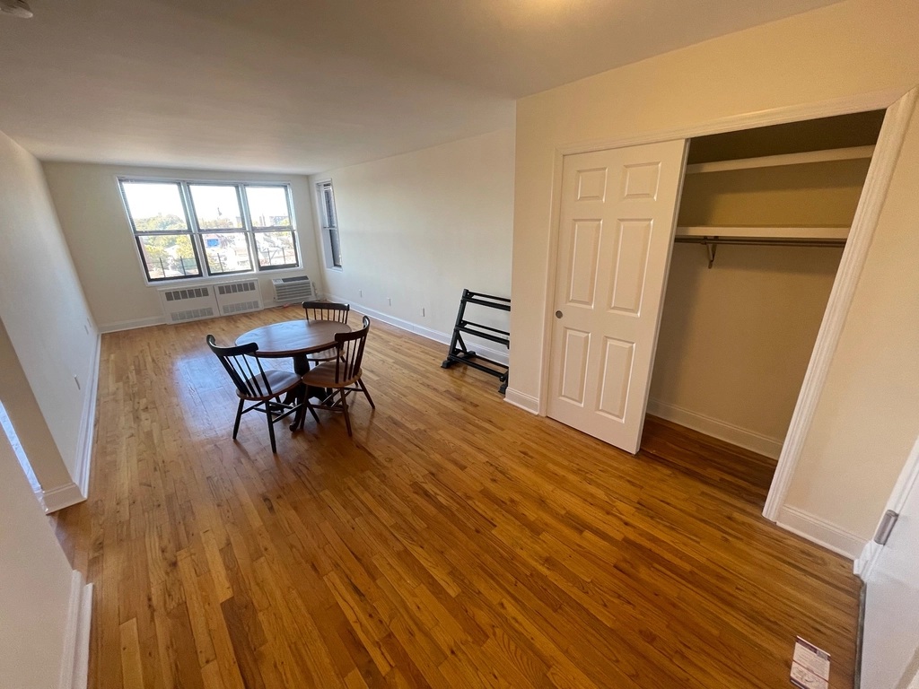 Apartment in Jamaica Estates - Ava Place  Queens, NY 11432