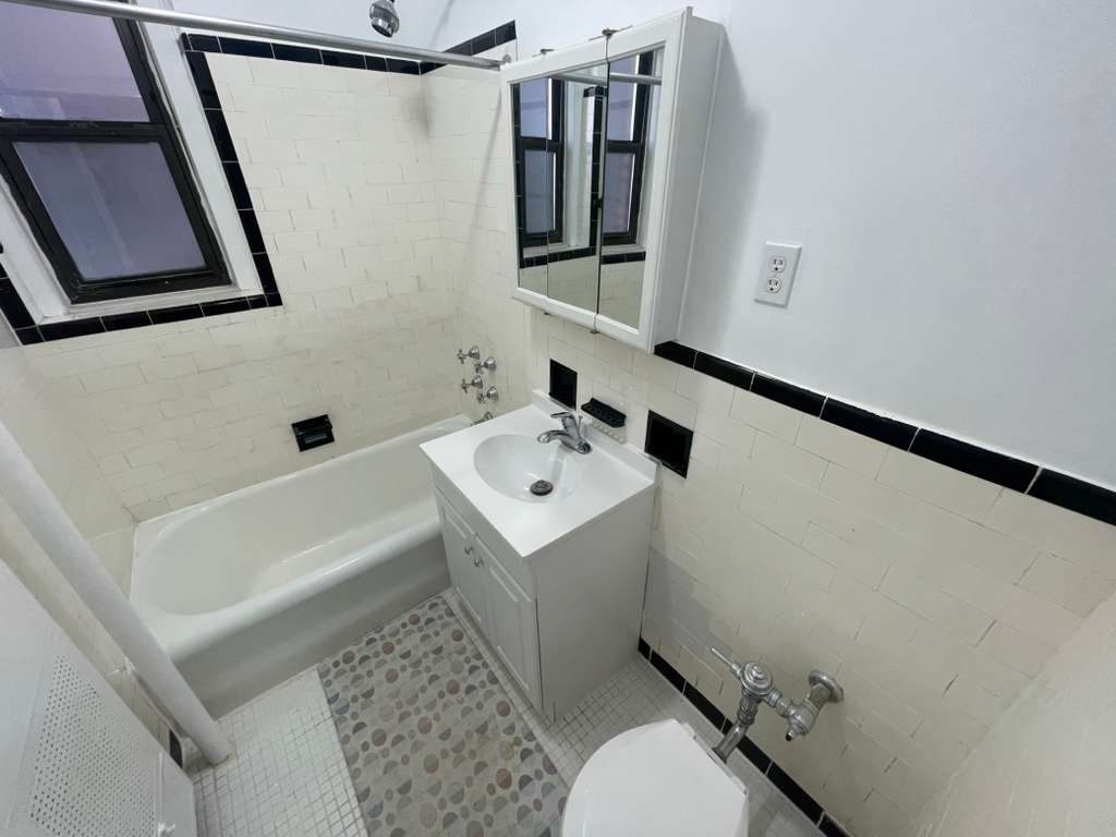 Apartment Saunders Street  Queens, NY 11374, MLS-RD5337-20