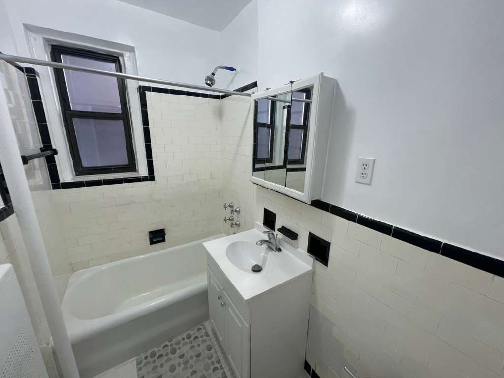 Apartment Saunders Street Queens, NY 11374, MLS-RD5337-19