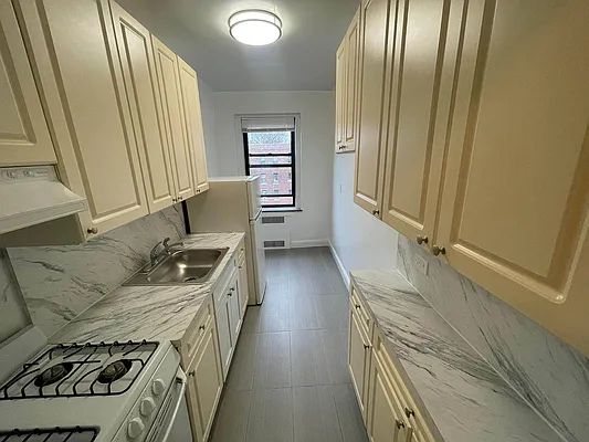 Apartment Highland Avenue Queens, NY 11432, MLS-RD5340-5