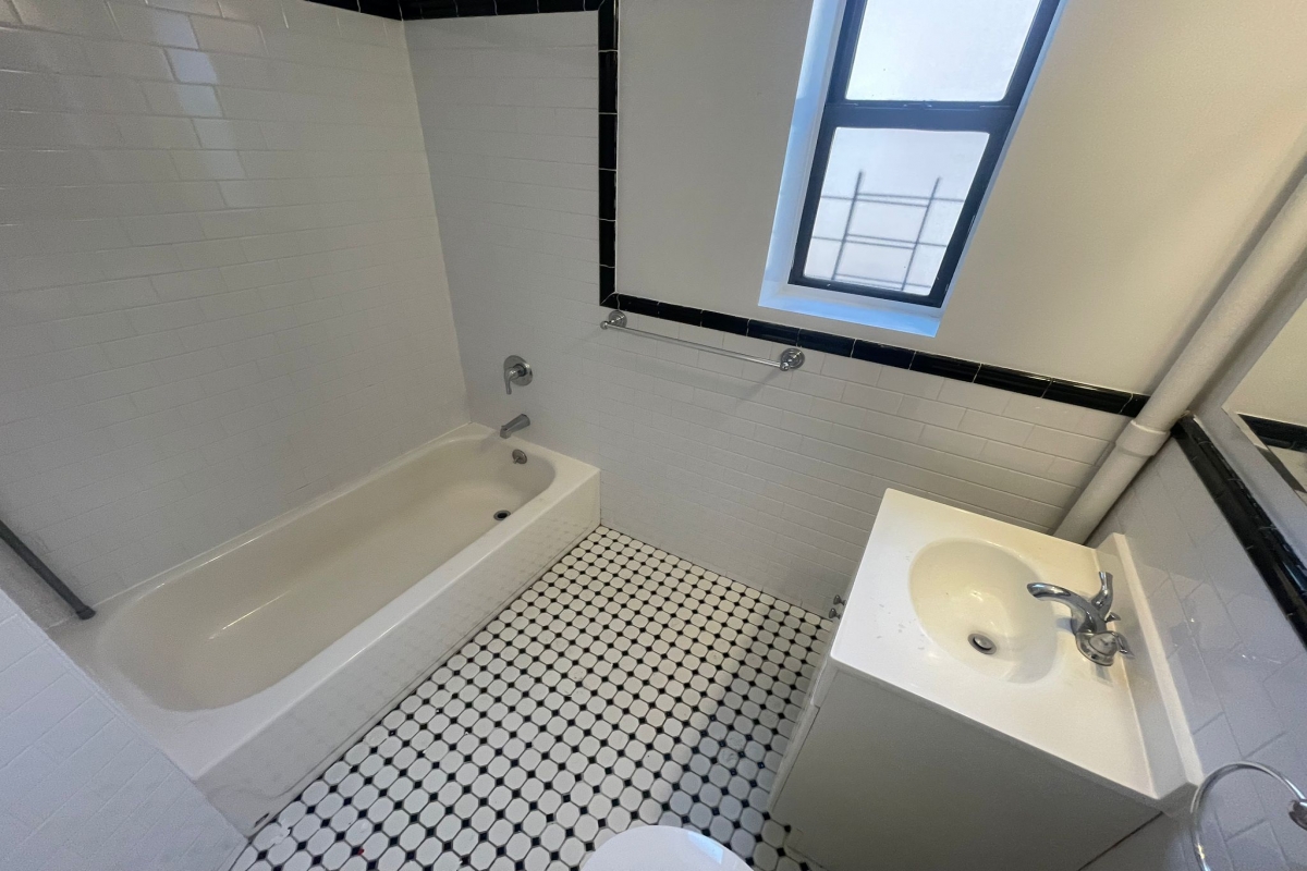 Apartment 32nd Avenue  Queens, NY 11377, MLS-RD5392-17