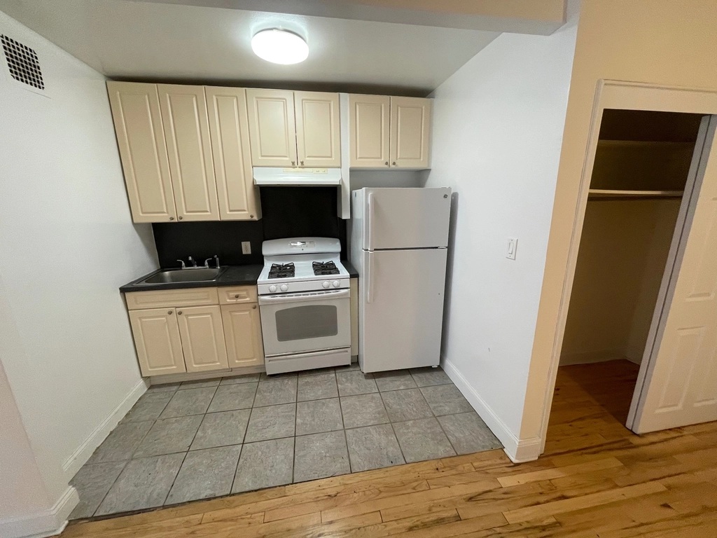 Apartment Elbertson Street Queens, NY 11377, MLS-RD5404-3