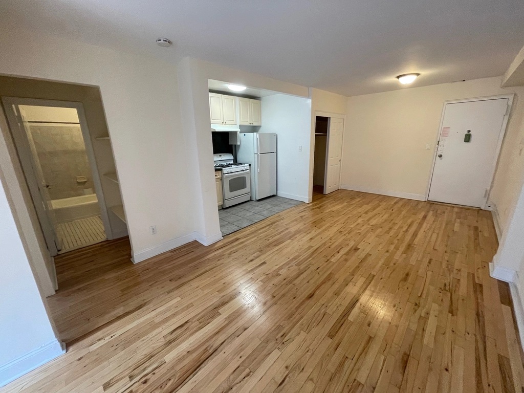 Apartment Elbertson Street Queens, NY 11377, MLS-RD5404-4