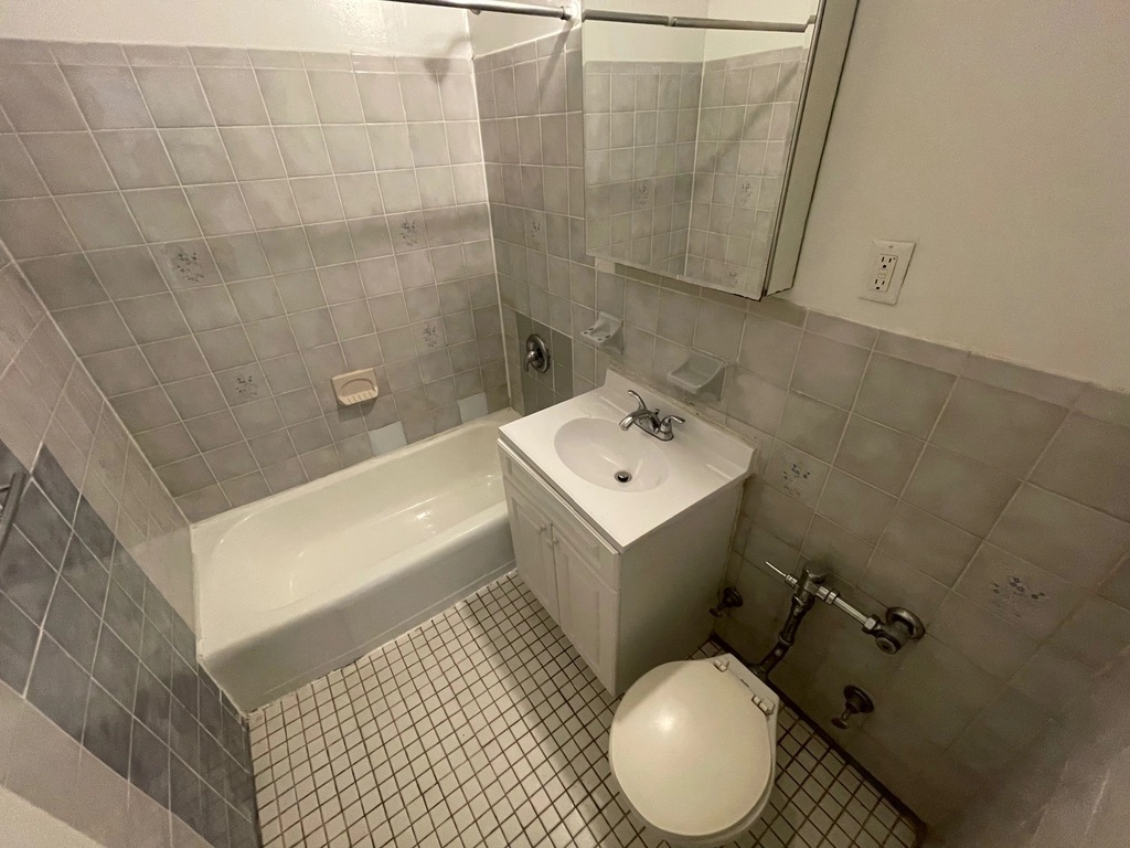 Apartment Elbertson Street Queens, NY 11377, MLS-RD5404-16