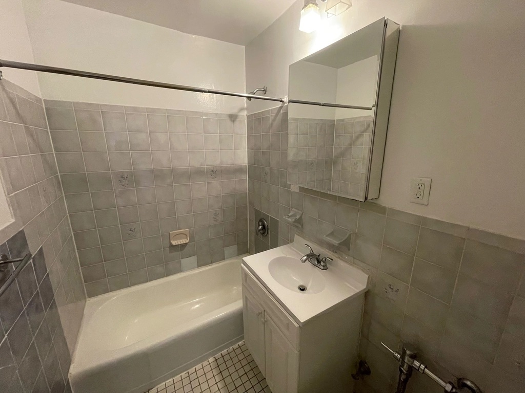 Apartment Elbertson Street  Queens, NY 11377, MLS-RD5404-17