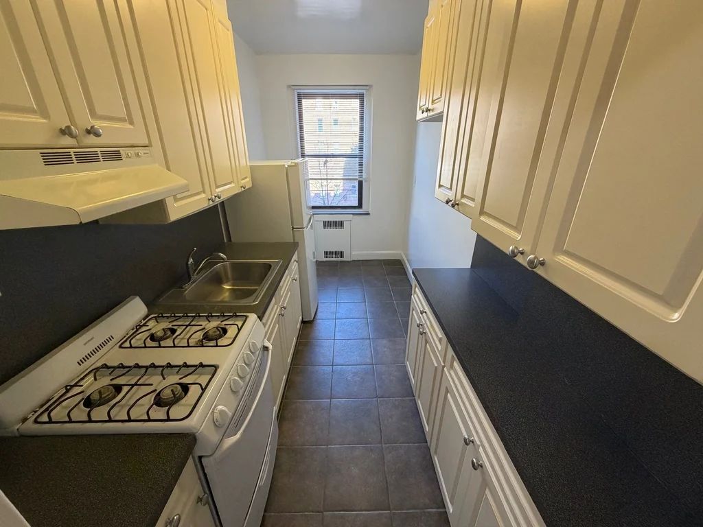 Apartment Highland Avenue Queens, NY 11432, MLS-RD5556-6