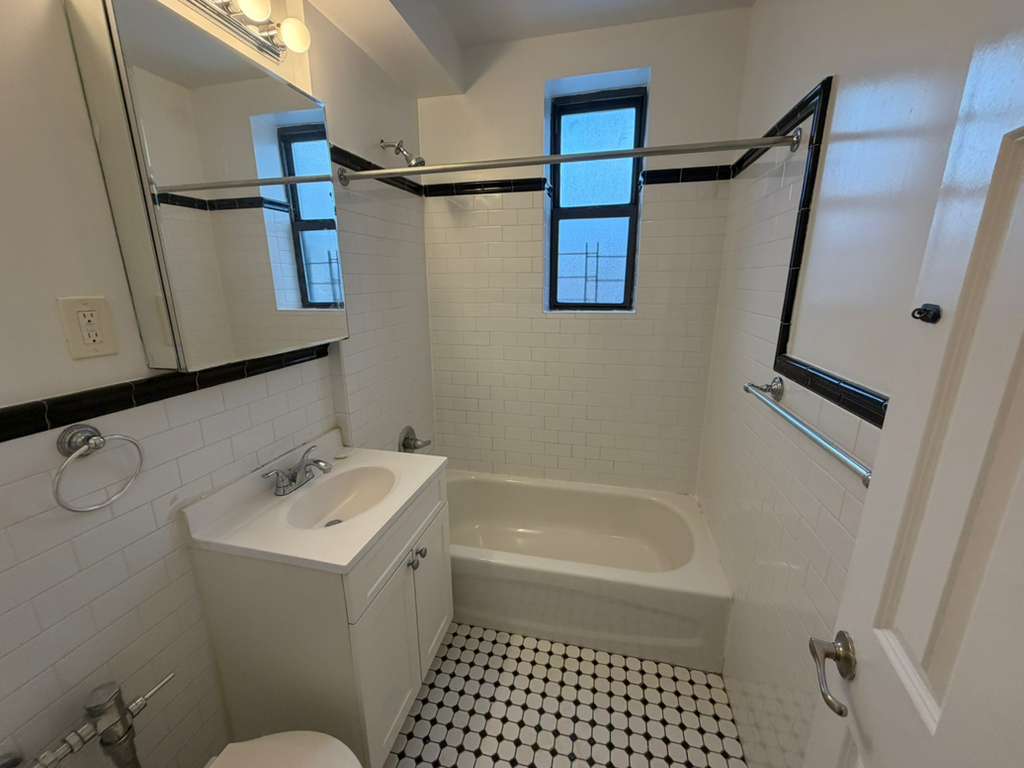 Apartment 32nd Avenue  Queens, NY 11377, MLS-RD5565-16