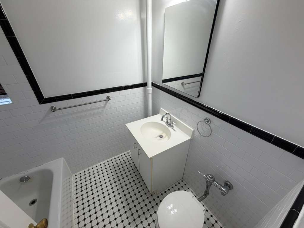 Apartment 32nd Avenue  Queens, NY 11377, MLS-RD5566-18