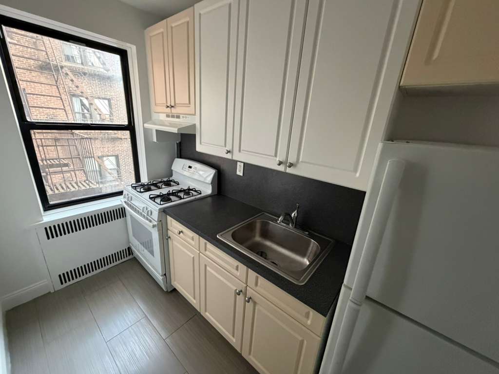 Apartment 32nd Avenue  Queens, NY 11377, MLS-RD5568-3