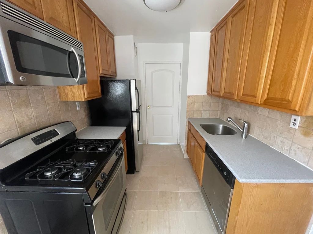 Apartment Douglaston Pkwy  Queens, NY 11363, MLS-RD5597-2