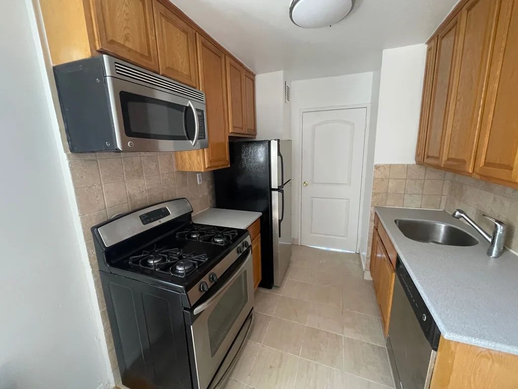 Apartment Douglaston Pkwy  Queens, NY 11363, MLS-RD5597-3