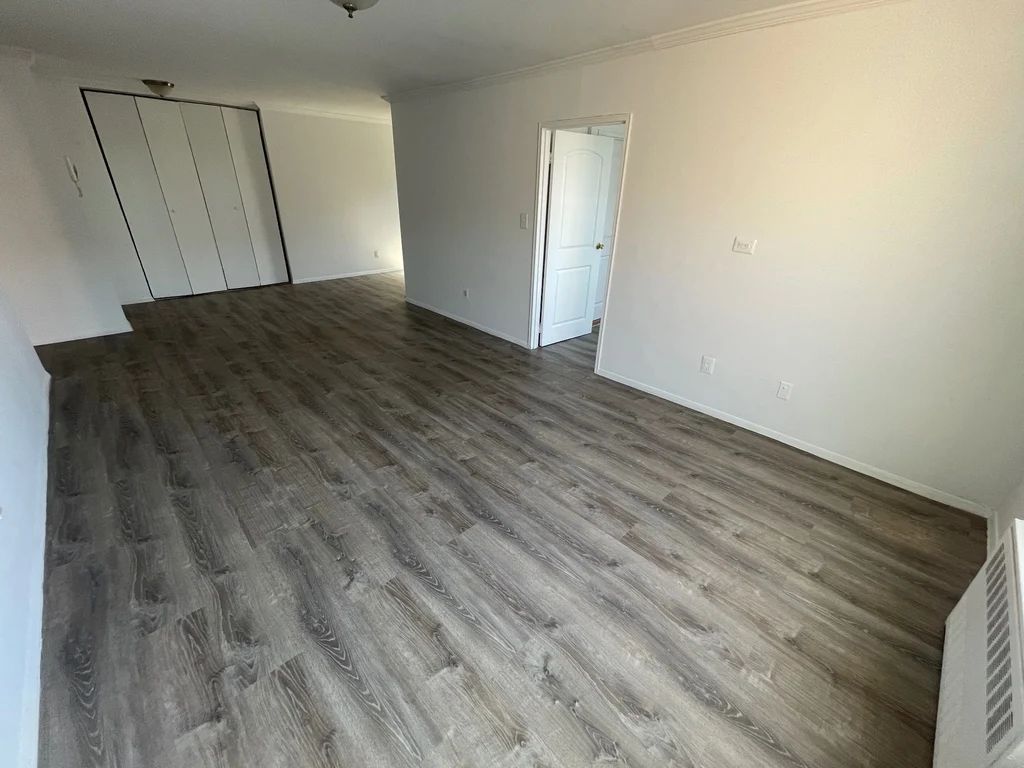 Apartment Douglaston Pkwy  Queens, NY 11363, MLS-RD5597-8