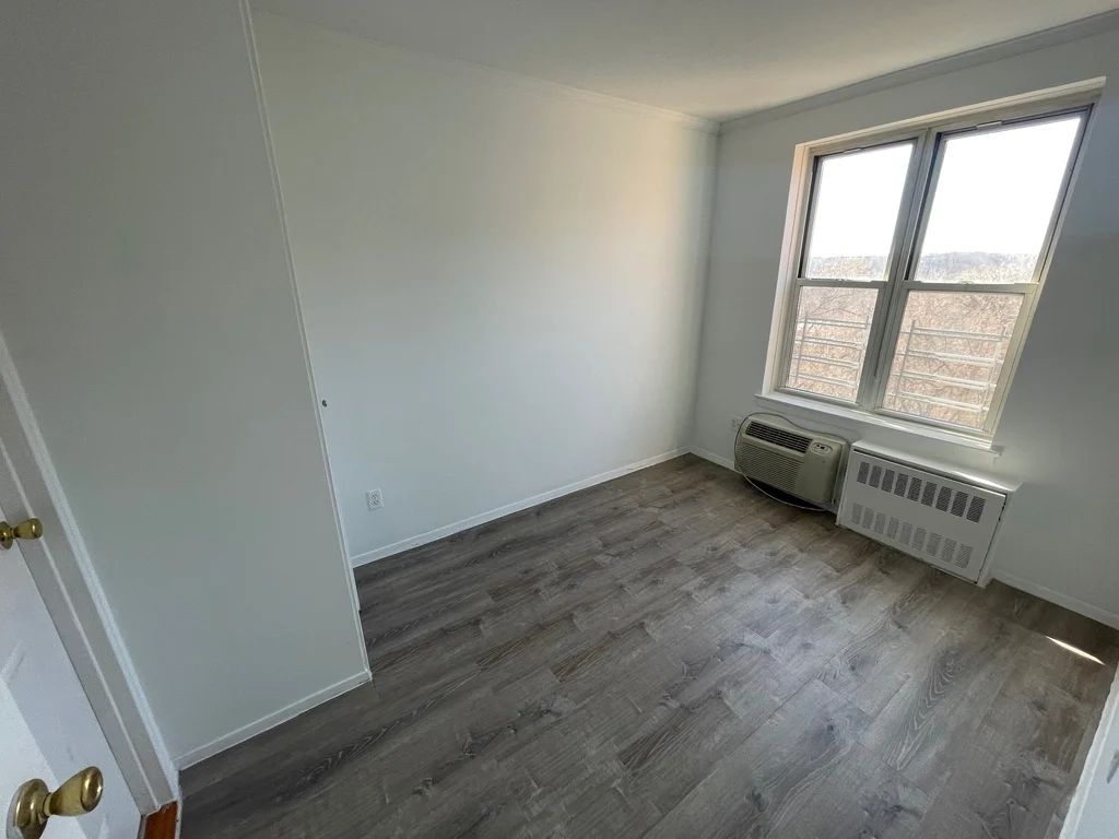 Apartment Douglaston Pkwy  Queens, NY 11363, MLS-RD5597-10