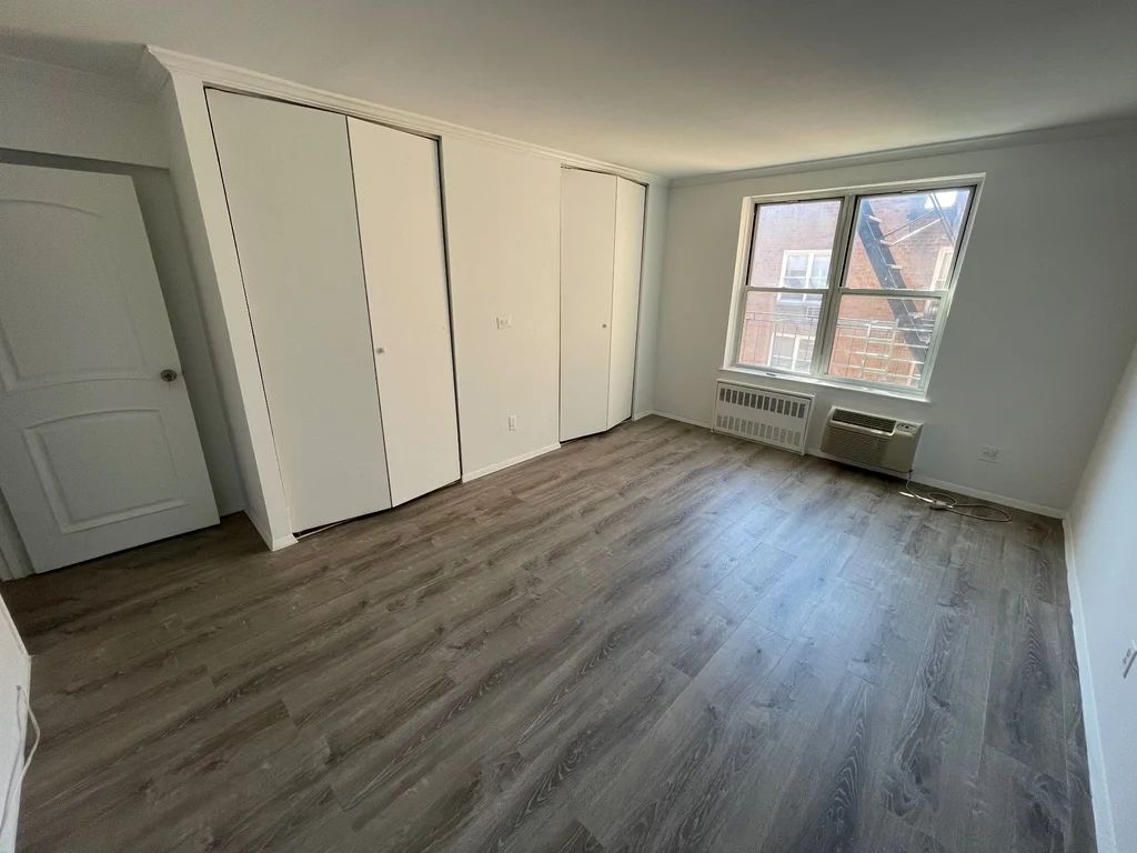 Apartment Douglaston Pkwy  Queens, NY 11363, MLS-RD5597-16