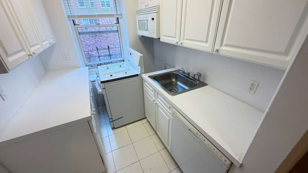 Apartment Yellowstone Blvd  Queens, NY 11375, MLS-RD5649-10