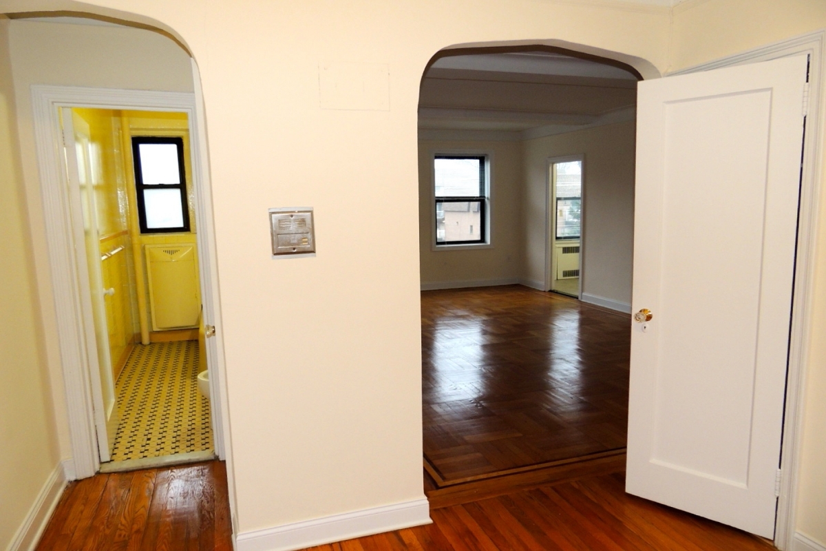 Apartment in Jamaica Estates - Ava Pl  Queens, NY 11432