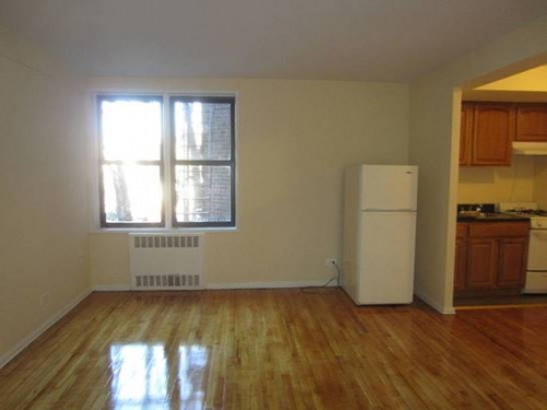 Apartment in Flushing - 35th Avenue  Queens, NY 11372