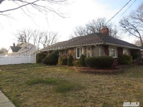 Single Family in Farmingdale - Oak St  Long Island, NY 11735